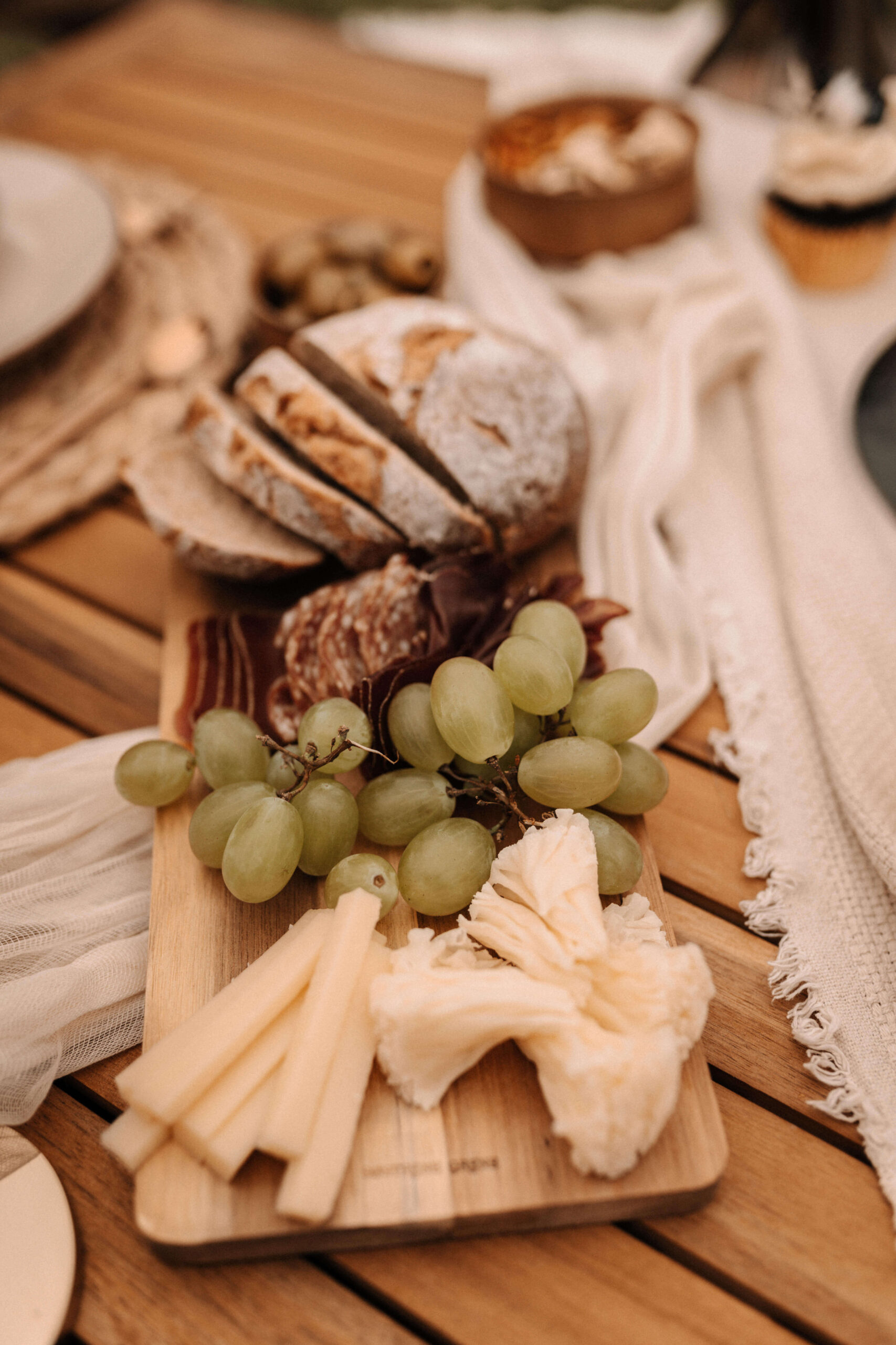 Apéro Platte mit Käse, Trauben, Fleisch und Brot
