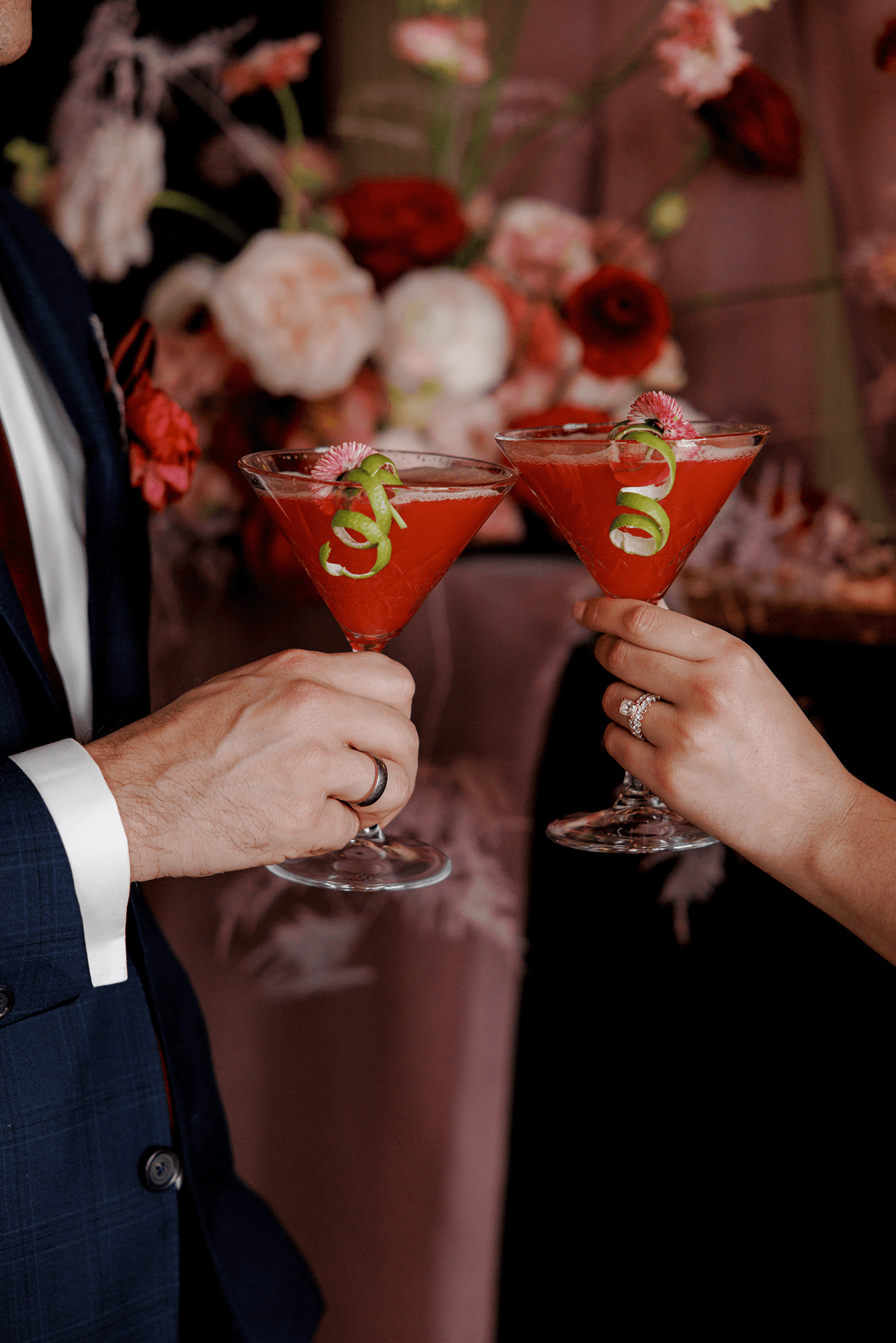 Brautpaar mit Welcome Drink, Style Shooting Viva Magenta