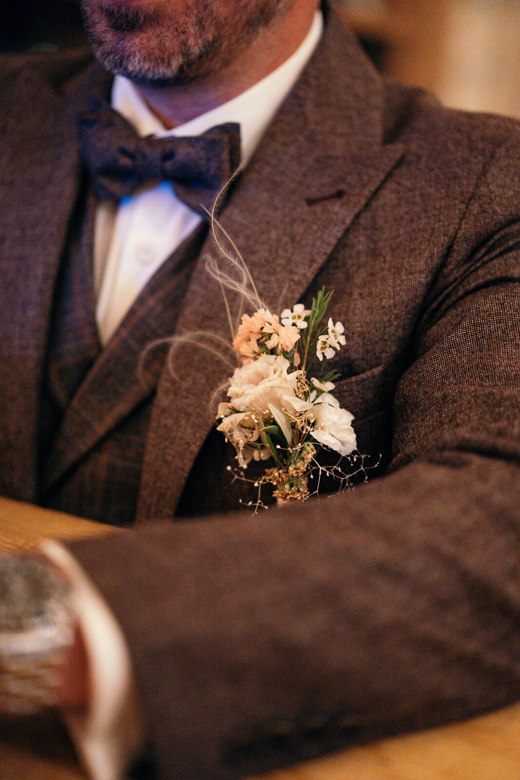Bräutigam im Anzug mit Blumenanstecker