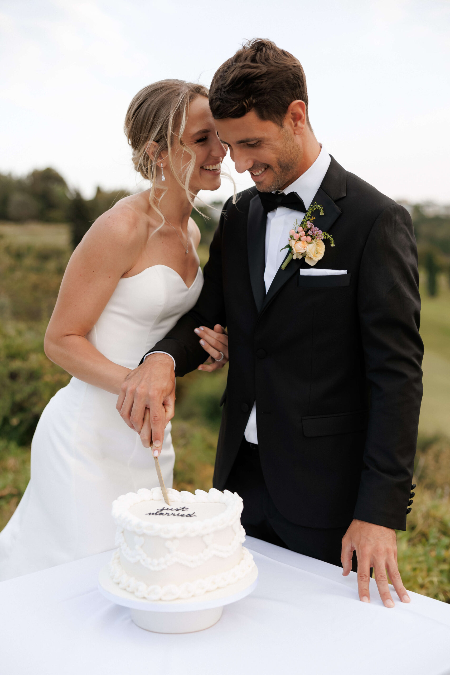 Brautpaar schneidet die Hochzeitstorte an, Hochzeitsplanerin Mels Wedding World